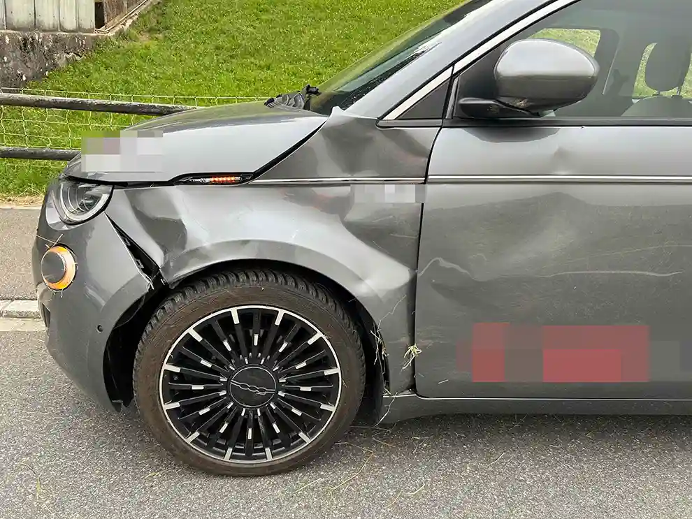 Krummenau: Rollende Heuballe kollidiert mit fahrenden Autos Krummenau: Rollende Heuballe kollidiert mit fahrenden Autos