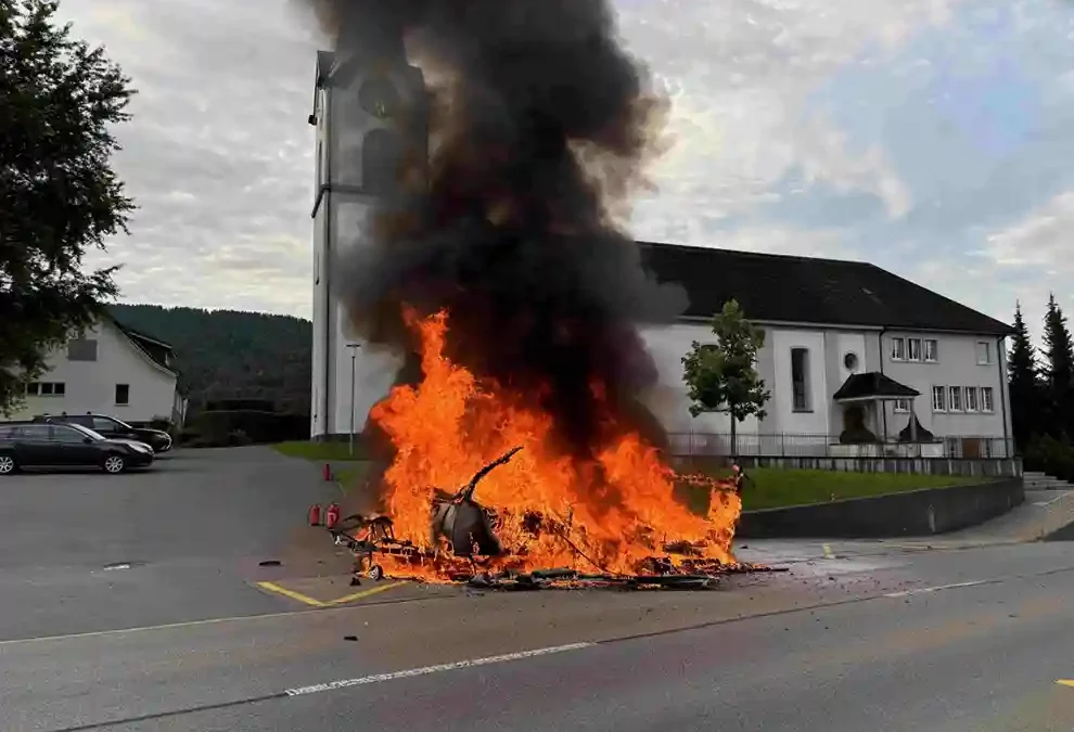 Ricken SG – Wohnwagen in Vollbrand