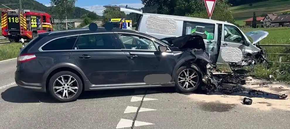 Neunkirch SH – Zwei Personen bei Kollision verletzt