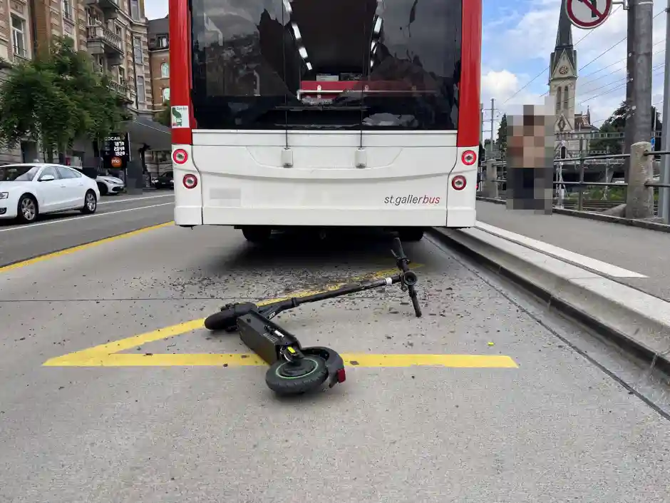 Stadt St.Gallen – Unfall zwischen Bus und E-Scooter-Fahrerin Stadt St.Gallen – Unfall zwischen Bus und E-Scooter-Fahrerin
