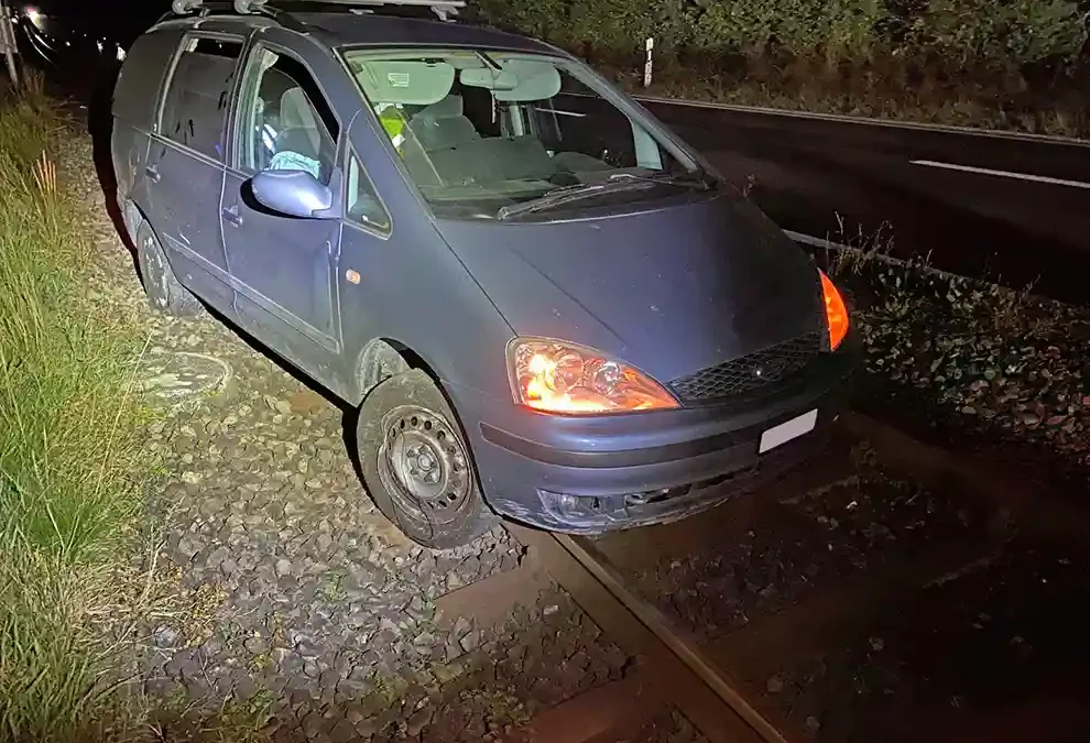 Kanton Luzern – Zwei Autos geraten auf Bahngleis – niemand verletzt