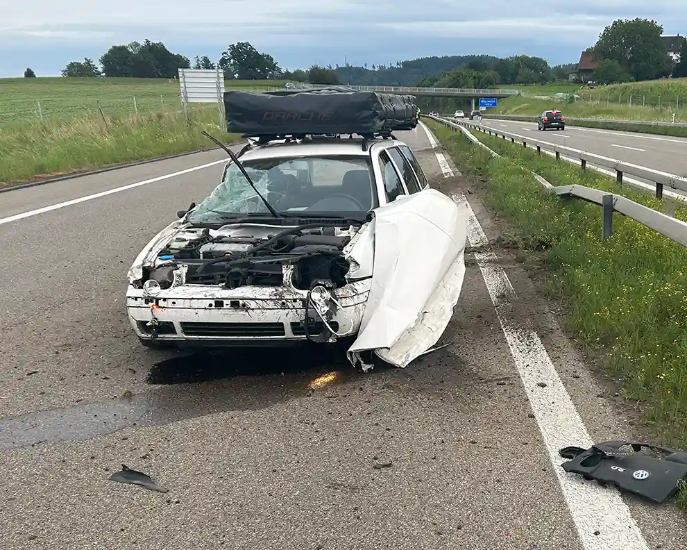 Bei einem Verkehrsunfall am Sonntagabend auf der Autobahn A1 bei Münchwilen wurde ein Autofahrer leicht verletzt. Die Kantonspolizei Thurgau sucht Zeugen. Bei einem Verkehrsunfall am Sonntagabend auf der Autobahn A1 bei Münchwilen wurde ein Autofahrer leicht verletzt. Die Kantonspolizei Thurgau sucht Zeugen.<br />