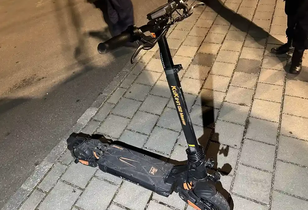 Villmergen AG – E-Scooter prallt in geparkte Autos