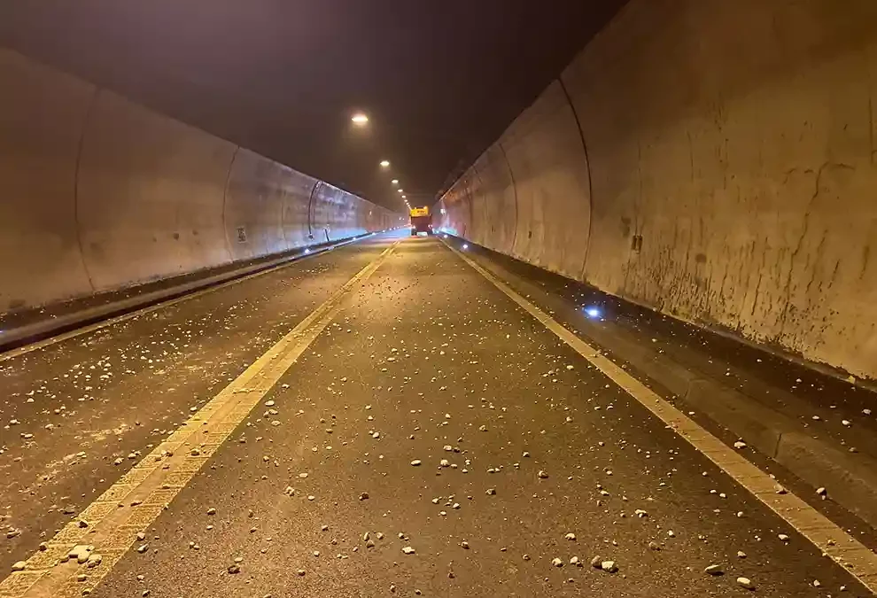 Basel-Landschaft – Lastwagen verliert grosse Menge Schottersteine – Eggfluetunnel gesperrt