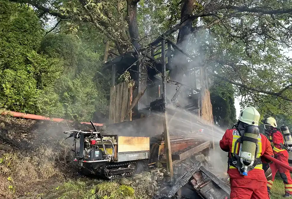Goldingen SG – Baumhütte in Brand geraten