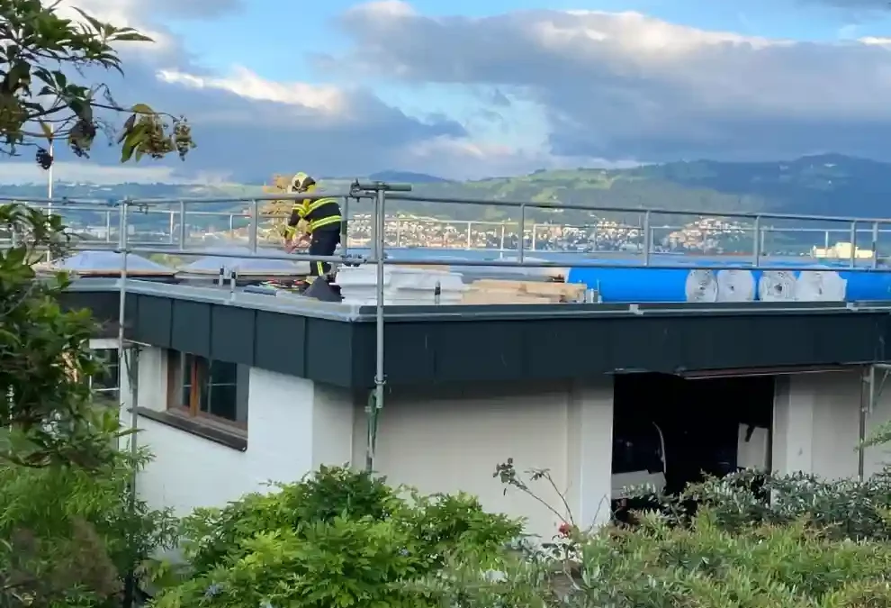 Hünenberg ZG – Flammen auf einem Flachdach