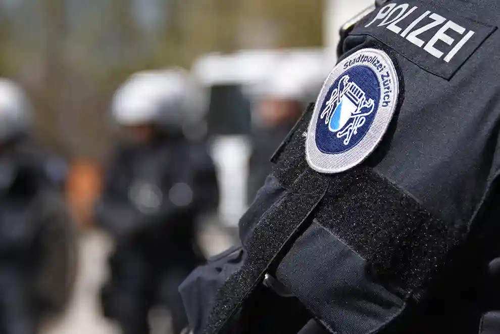 Zürich – Person nach Sturz von Balkon schwer verletzt – Zeugenaufruf