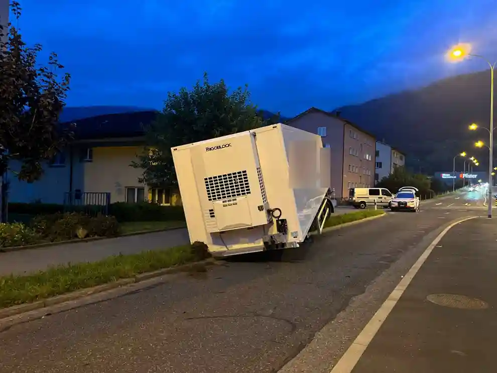 Sargans: Sattelschlepper verliert Auflieger Sargans: Sattelschlepper verliert Auflieger