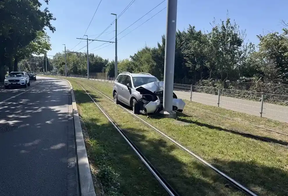 Kanton Basel-Stadt – Selbstunfall in Riehen – Auto blockiert Tramgeleise