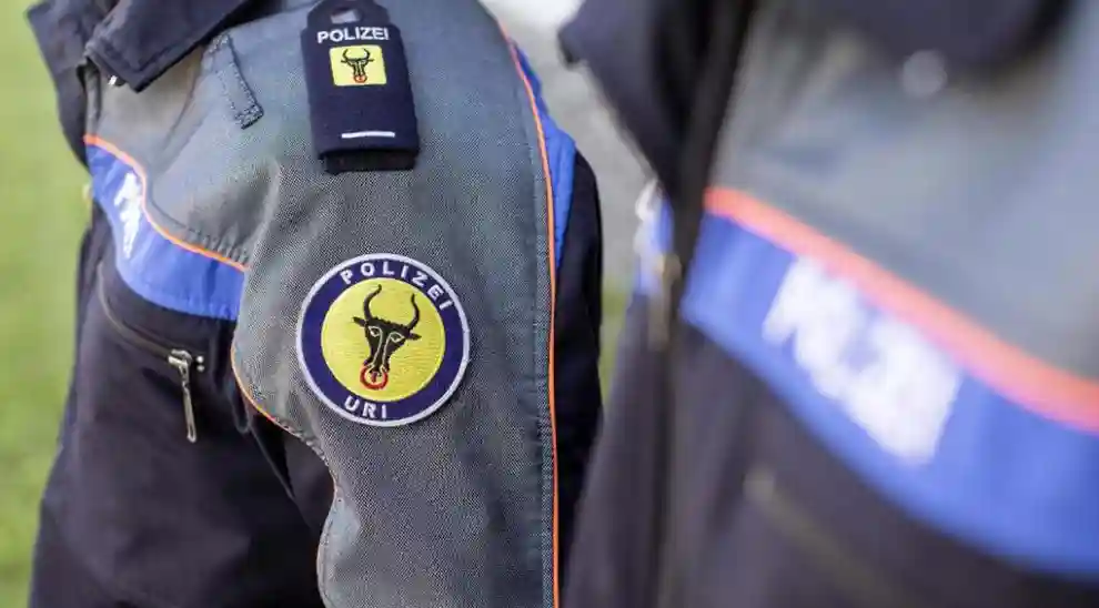 Erstfeld UR – Unfall mit Velo endet im Pfosten aufgrund von Manipulationen am Mobiltelefon