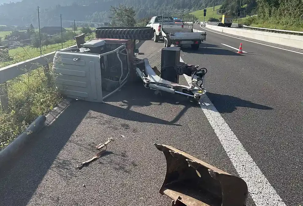 Arth SZ – Bagger stürzt von Anhänger auf Autobahn