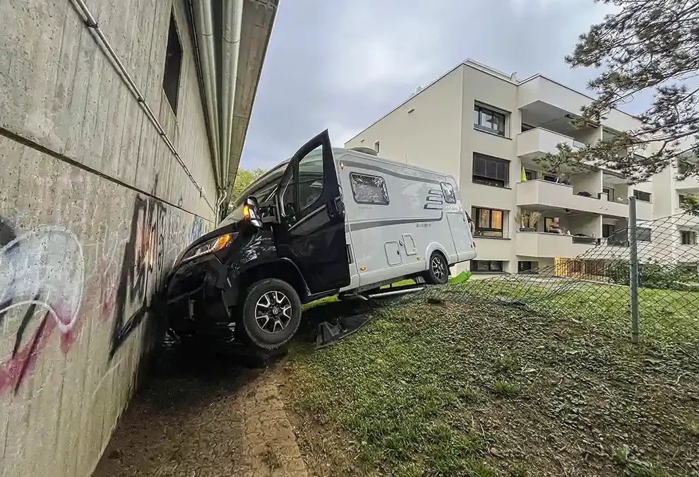 Basel Landschaft – Wohnmobillenkerin verursacht Selbstunfall
