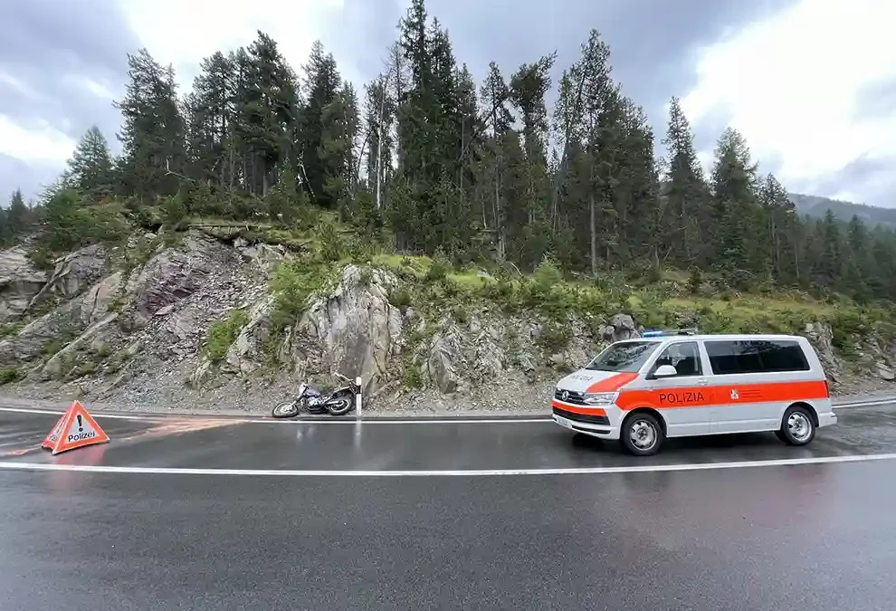 Zernez GR – Motorradfahrer bei Kollision mit Auto verletzt