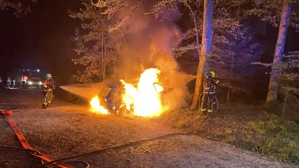 Hunzenschwil AG – Jeep in Flammen – Alkoholfahrt endet auf Baumstrunk