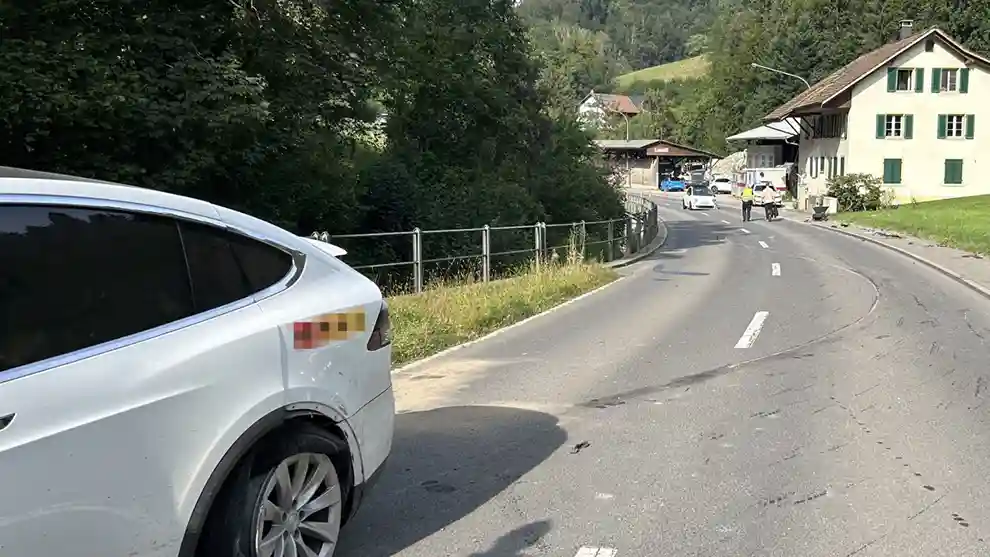 Schmiedrued AG – Ablenkung durch Sonnenblende führt zu Unfall