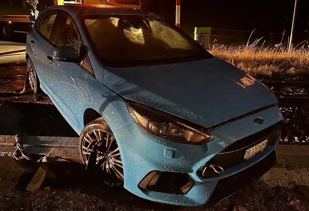 Wängi TG – Fahrunfähiger Autofahrer (77) bleibt auf Bahngleis stecken