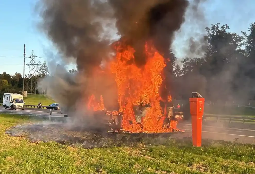 Niederlenz/A1 AG – Lastwagen ausgebrannt