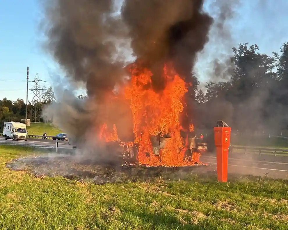 Niederlenz/A1: Lastwagen ausgebrannt