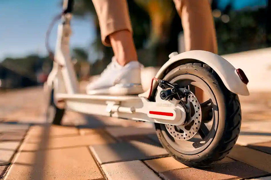 Solothurn – Mann wird von E-Trottinett-Lenker angefahren und beraubt (Zeugenaufruf)