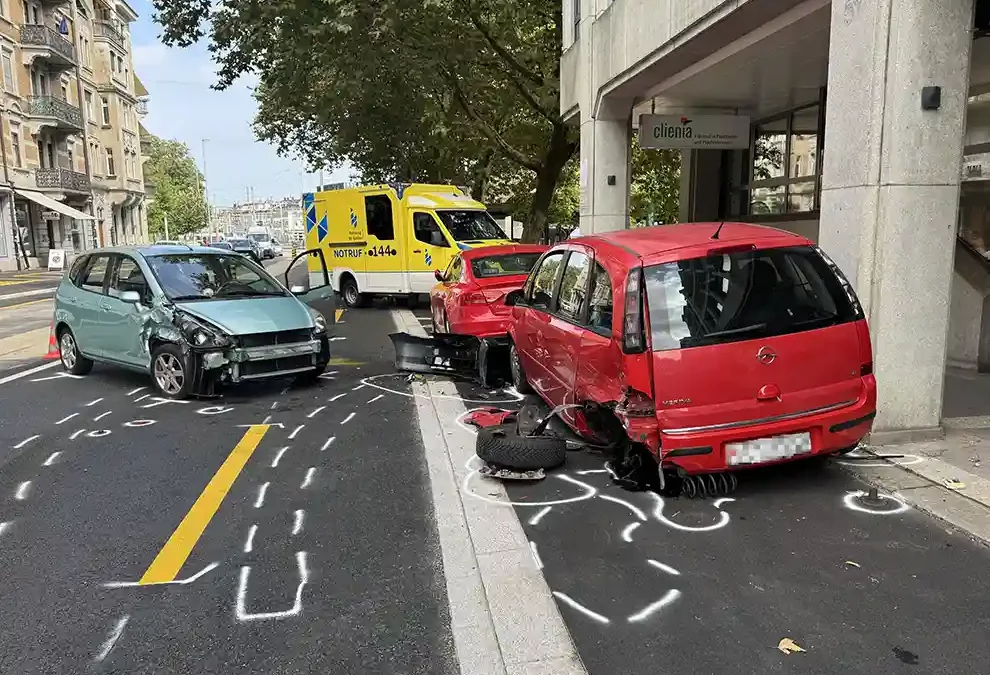 Stadt St.Gallen – Autofahrer kollidiert mit parkiertem Auto