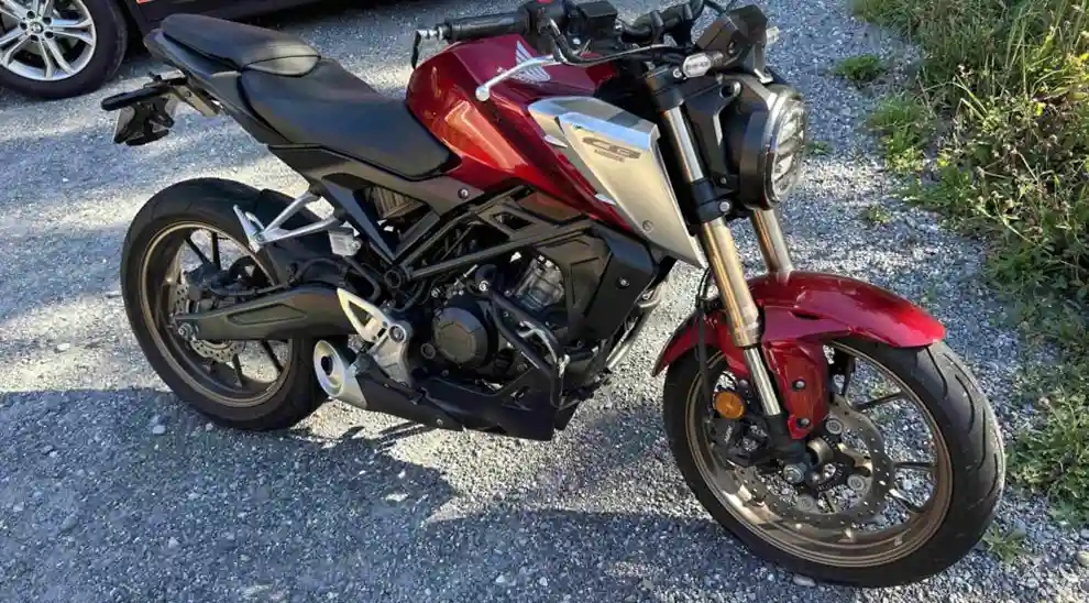 Reute AR – Zwei Selbstunfälle – Motorradfahrer stürzen wegen verschmutzter Fahrbahn