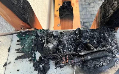 Igis GR – Akku setzt Holzstapel in Brand