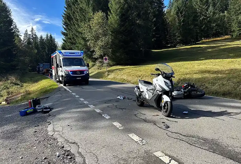 Vorderthal SZ – Zwei verletzte Motorradfahrer nach Frontalkollision