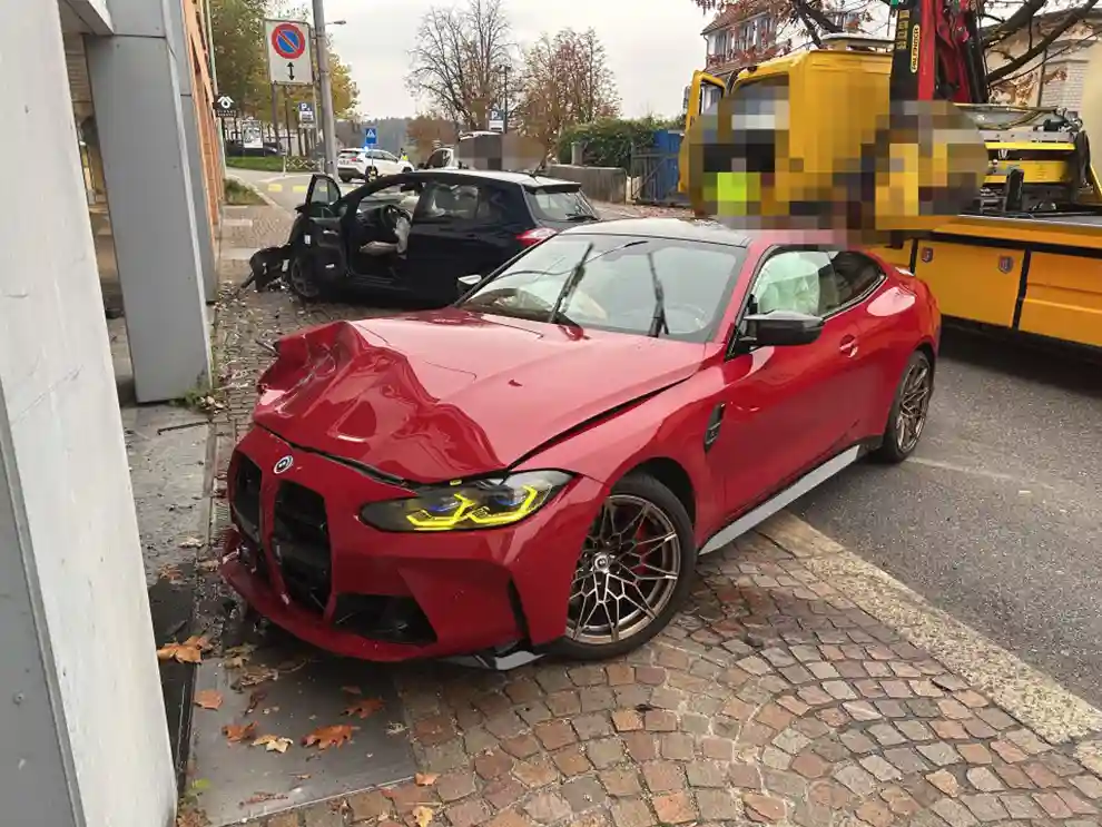 Aarau AG – Grosser Schaden nach Frontalkollision Aarau AG – Grosser Schaden nach Frontalkollision