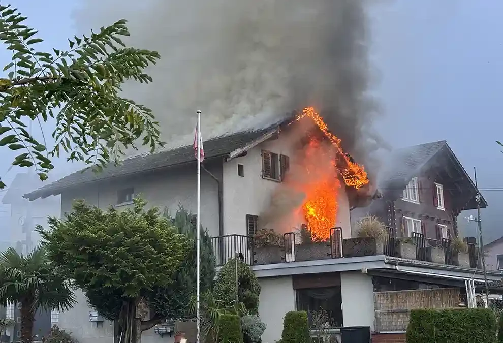 Sisikon UR – Brand eines Wohnhauses – Personen evakuiert, niemand verletzt