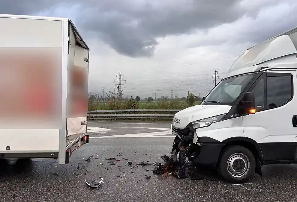 Tuggen SG – Auffahrkollision zwischen zwei Lieferwagen und Auto