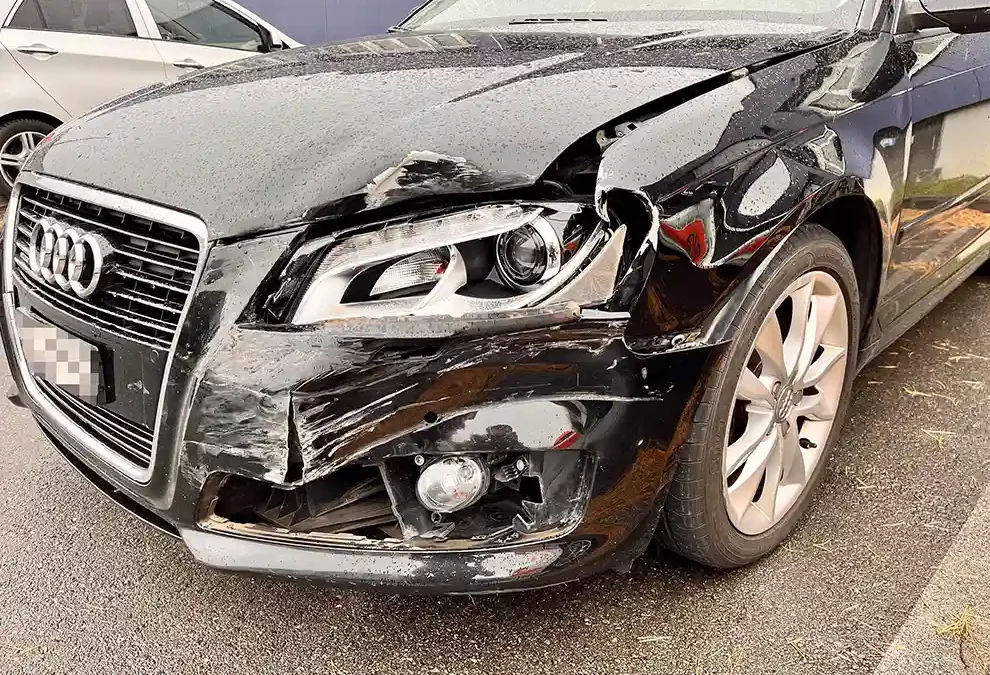 Weite SG – Auffahrkollision zwischen zwei Autos – fahrunfähig