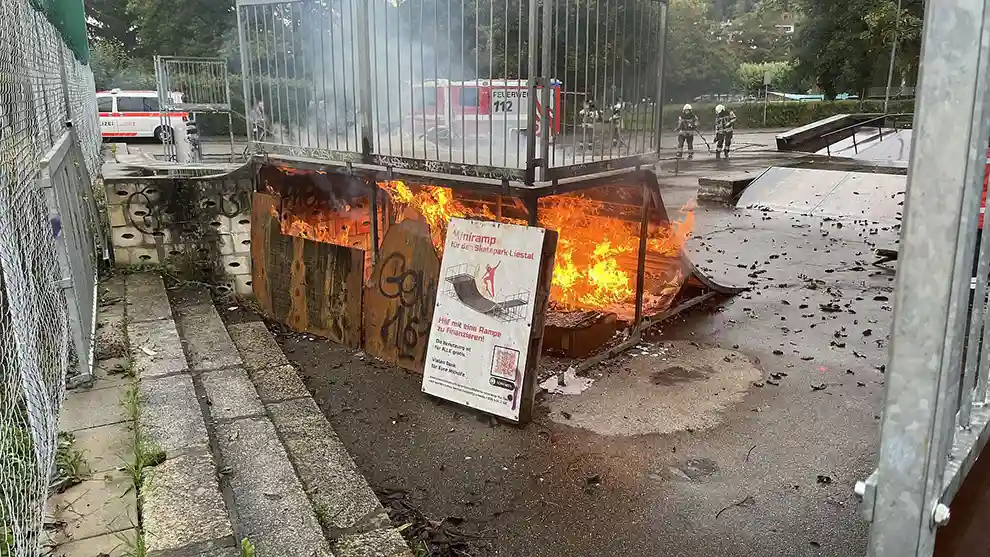 Liestal BL – Holzrampe in Brand geraten – die Polizei sucht Zeugen