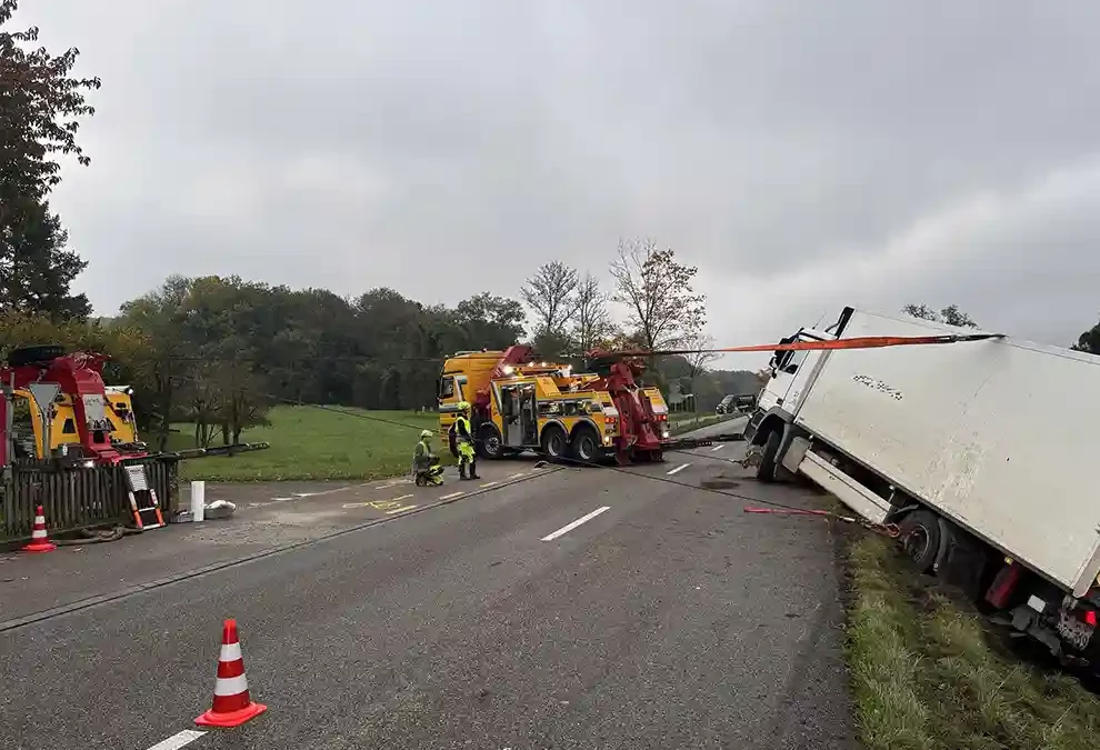 Winkel ZH – Strassensperrung wegen umgekipptem Lastwagen