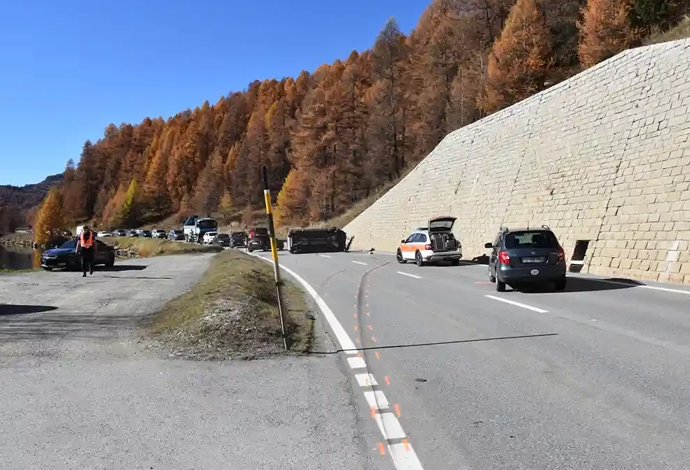 Sils i.E./Segl GR – Überholend mit abbiegendem Fahrzeug kollidiert