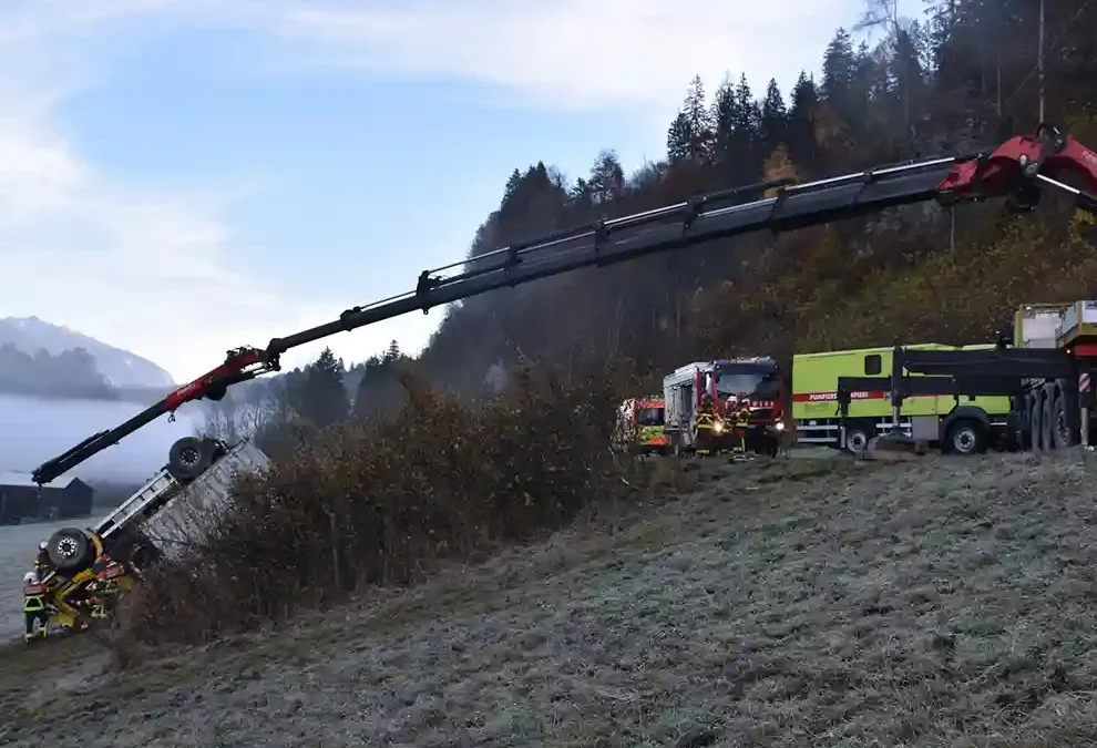 Castrisch GR – Lastwagen überschlagen