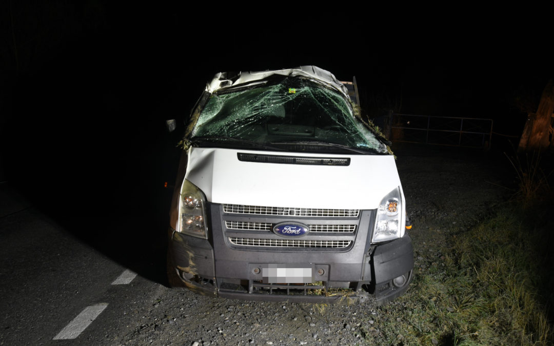 Surava GR – Auf vereister Fahrbahn – Lieferwagen überschlagen