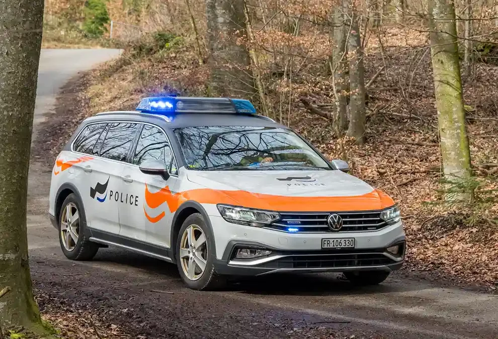 Freiburg – Gefährliches Verhalten auf der Strasse zwischen Lentigny und Romont – Gefährdung von Fussgängern und Autofahrern