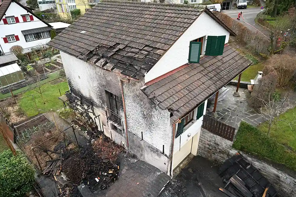 Dübendorf ZH – Brand greift von Schopf auf Wohnhaus über