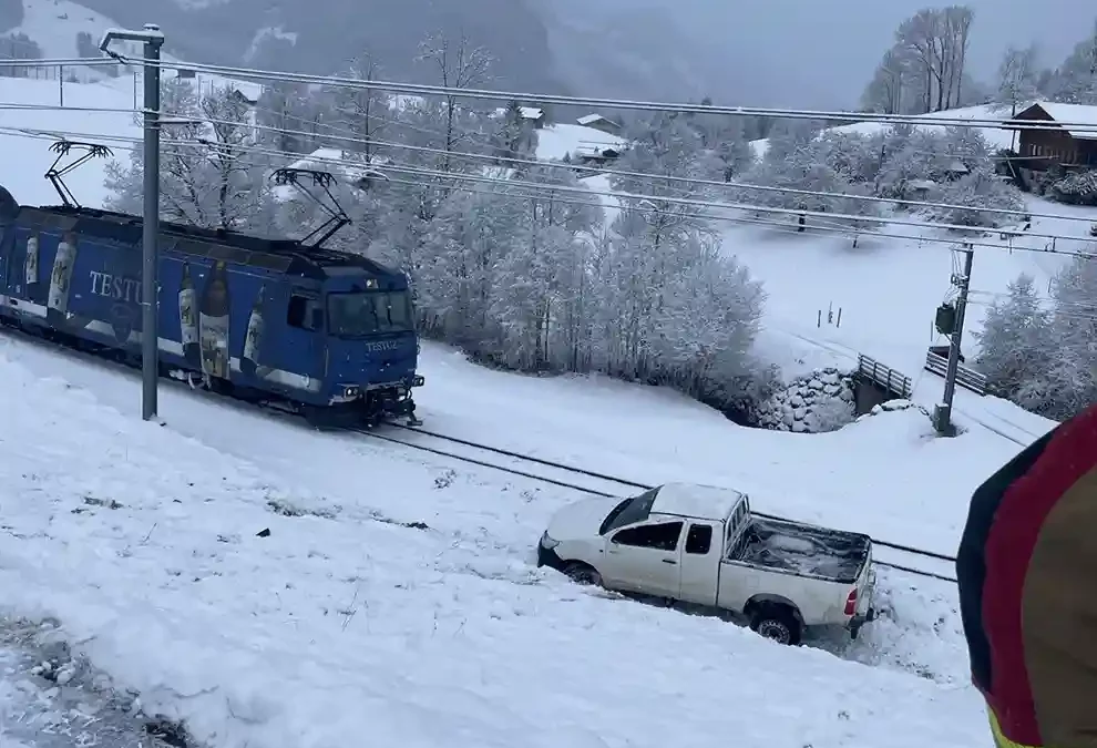 Schönried BE – Verunfalltes Auto neben Bahngleis gelandet
