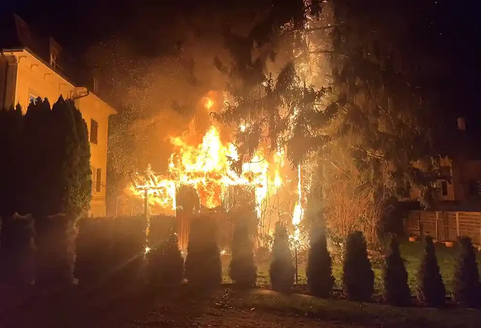 Amriswil TG – Gartenhaus und Tanne in Vollbrand