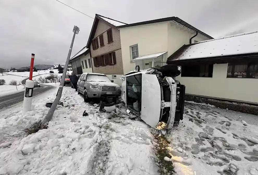 Kanton Schwyz – Zahlreiche Unfälle auf schneebedeckten Strassen