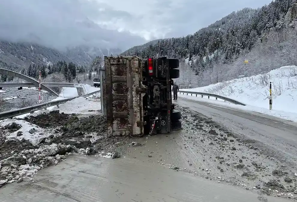 Strada GR – Lastwagen mit Aushubmaterial gekippt