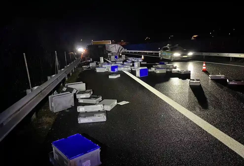 Safenwil / A1 AG – Lieferwagen kollidiert mit Leitplanke und verliert Ladung