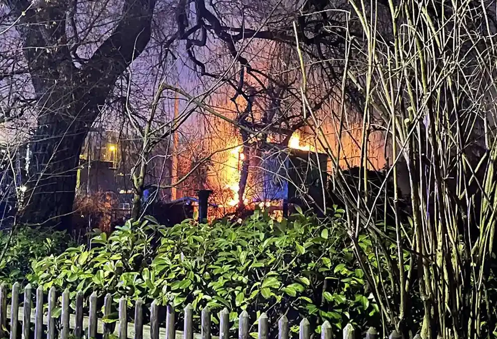 Birsfelden BL – Brandfall erfordert Feuerwehreinsatz – Gartenhaus komplett zerstört.