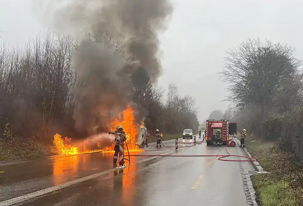 Münchenstein BL – Fahrzeugbrand erfordert Feuerwehreinsatz