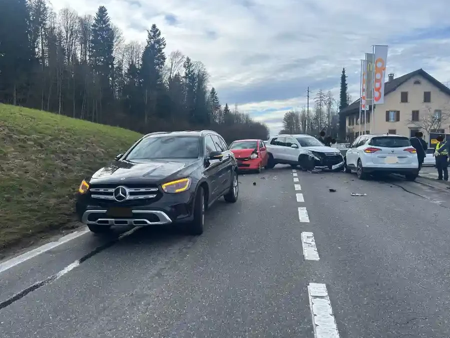 Hendschiken AG – Verkehrsunfall mit vier Fahrzeugen fordert zwei Verletzte