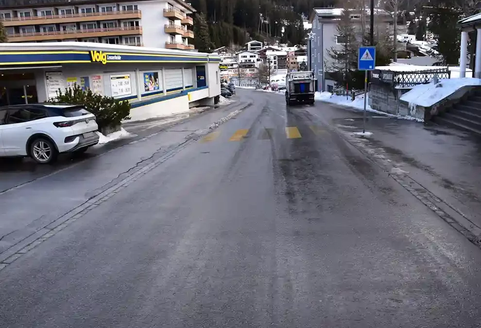 Lenzerheide GR – Beim Ausparkieren mit Fussgängerin kollidiert