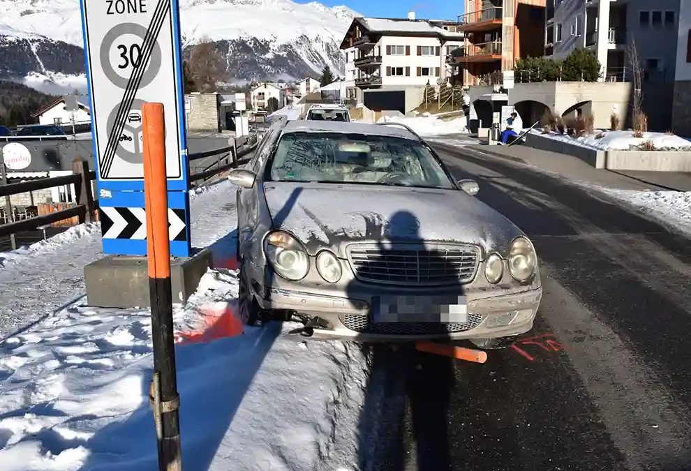 Pontresina GR – Scheibe nicht vollständig von Eis befreit – Kollision