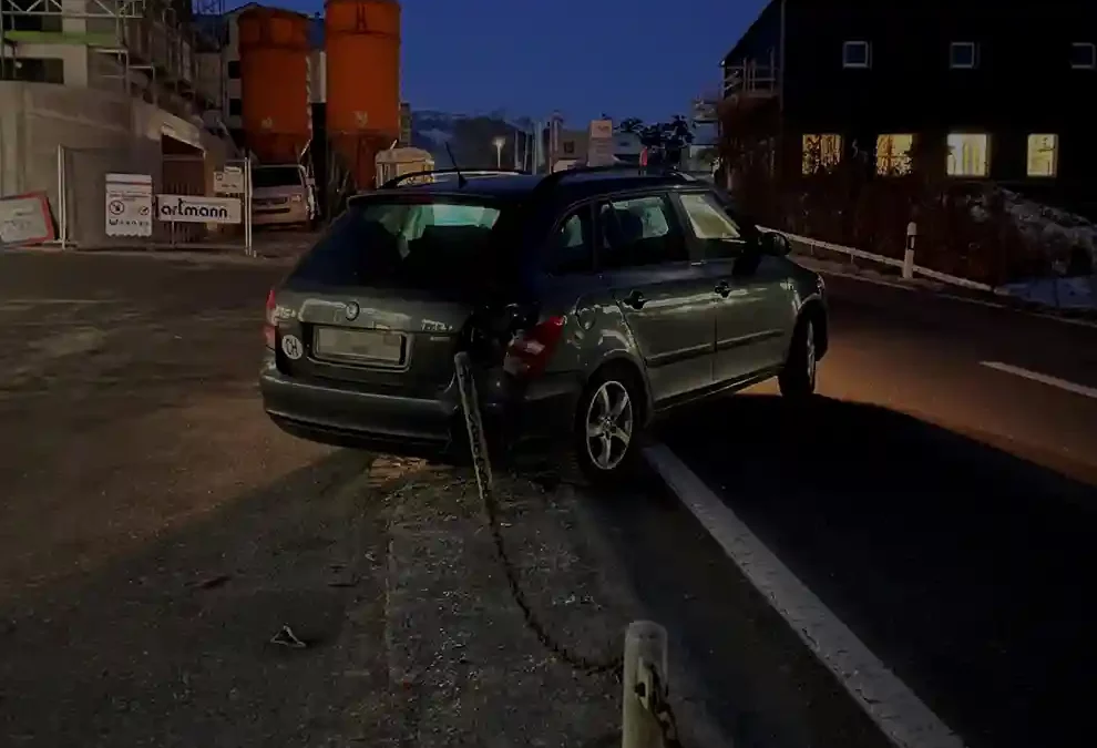 Trimmis GR – Personenwagen rollt führerlos auf Hauptstrasse