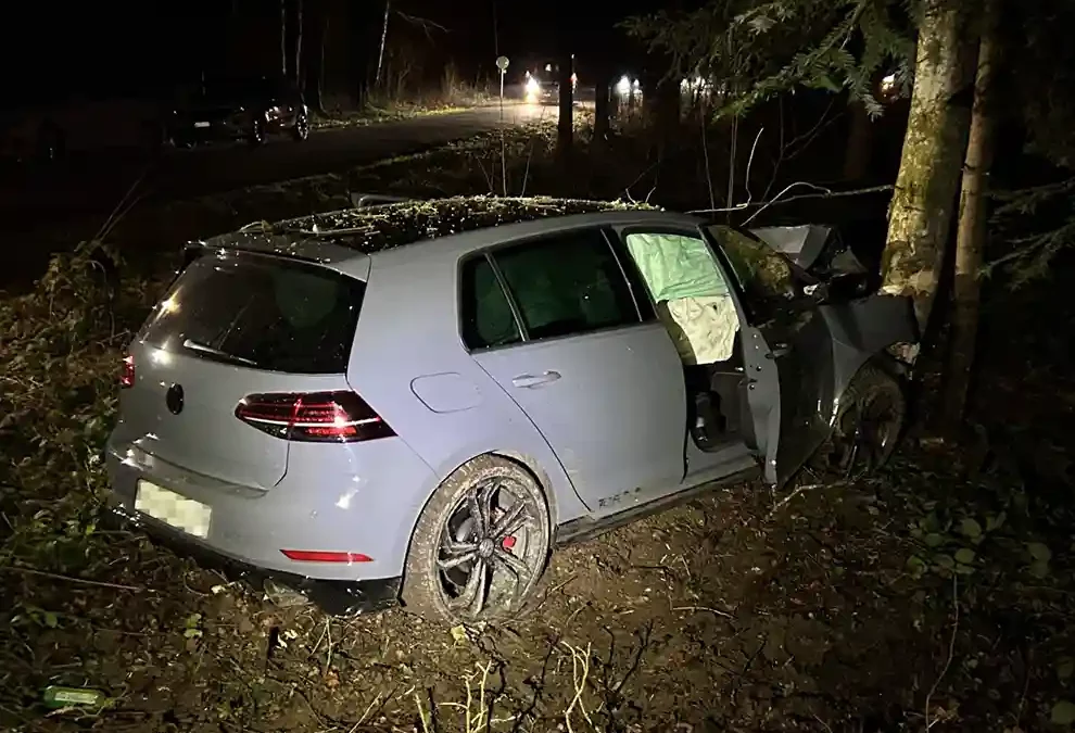 Wohlen AG – Junglenker kollidiert mit Baum
